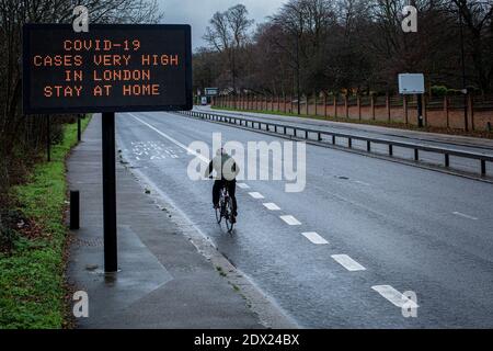 Cartello Great Britain/A, sulla A3 Road, una strada importante che collega Londra nel sud dell'Inghilterra, indica di rimanere a casa durante l'epidemia di coronavirus del Covid-19. Foto Stock