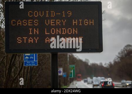 Cartello Great Britain/A, sulla A3 Road, una strada importante che collega Londra nel sud dell'Inghilterra, indica di rimanere a casa durante l'epidemia di coronavirus del Covid-19. Foto Stock