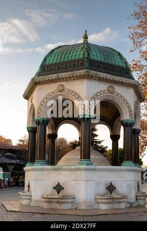 ISTANBUL, TURCHIA - 9 dicembre 2020: Fontana tedesca costruita per commemorare la visita dell'imperatore tedesco Guglielmo II a Sultanahmet, Istanbul nel 1898. Foto Stock
