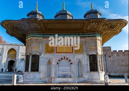 Primo piano di interessanti rilievi e texture sulla fontana del Sultano Ahmed III di fronte alla porta Imperiale di Topkapi Palazzo di Istanbul, Turchia Foto Stock