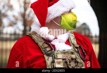 Bossier City, Louisiana, Stati Uniti. 23 dicembre 2020. Mark Dmytryszyn, il secondo comandante dell'Ala Bomba degli Stati Uniti, indossa un costume Grinch per celebrare lo spirito di festa alla base dell'aeronautica di Barksdale il 23 dicembre 2020 a Bossier City, Louisiana. Credit: Planetpix/Alamy Live News Foto Stock