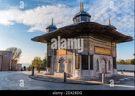 Primo piano di interessanti rilievi e texture sulla fontana del Sultano Ahmed III di fronte alla porta Imperiale di Topkapi Palazzo di Istanbul, Turchia Foto Stock