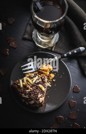Torta di cioccolato dolce. Torta con spruzzette di cioccolato su tavola nera. Vista dall'alto. Foto Stock