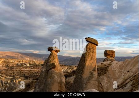 I camini delle fate nominarono le tre bellezze di Urgup, Cappadocia, Turchia Foto Stock