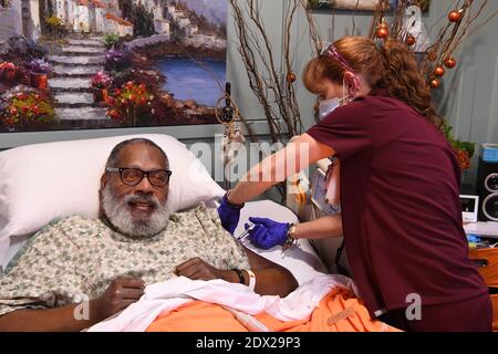 Eugene W. Bullett, un paziente del Lebanon VA Medical Center, riceve un vaccino COVID-19 il 21 dicembre 2020 in Libano, Pennsylvania. Foto Stock