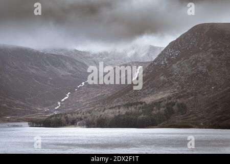 Glas Allt Shiel bothy sulla riva del Loch Muick nel Cairngorms National Park, Scozia Foto Stock