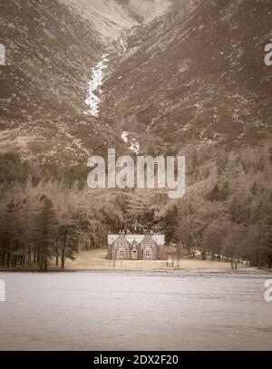 Glas Allt Shiel bothy sulla riva del Loch Muick nel Cairngorms National Park, Scozia Foto Stock