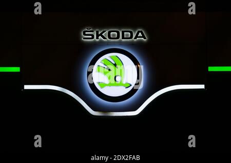 Lugano, Ticino, Svizzera - 3 dicembre 2020 : luminoso logo della concessionaria di automobili Skoda ceco appeso di fronte al garage di Lugano. È un CZE Foto Stock