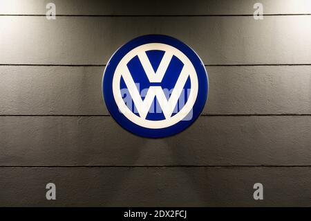 Lugano, Ticino, Svizzera - 3 dicembre 2020 : il logo VW luminoso di Volkswagen AG in un negozio di concessionari a Lugano. VW è uno dei worl Foto Stock