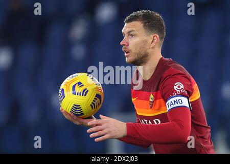 Edin Dzeko di Roma in azione durante il campionato italiano Serie A Football Match tra ROMA E Cagliari Calcio il 23 dicembre 2020 allo Stadio Olimpico di Roma - Foto Federico Proietti / DPPI / LM Foto Stock