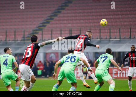 Milano, Italia. 23 dicembre 2020. Milano, Italia, stadio San Siro, 23 dicembre 2020, ante Rebic (AC Milan) segna l'apripista durante AC Milan vs SS Lazio - Italian football Serie A match Credit: Francesco Scaccianoce/LPS/ZUMA Wire/Alamy Live News Foto Stock