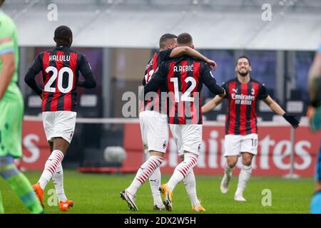 Milano, Italia. 23 dicembre 2020. Milano, Italia, stadio San Siro, 23 dicembre 2020, ante Rebic (AC Milan) festeggia dopo aver segnato il traguardo di apertura della partita durante AC Milan vs SS Lazio - Italian football Serie A match Credit: Francesco Scaccianoce/LPS/ZUMA Wire/Alamy Live News Foto Stock