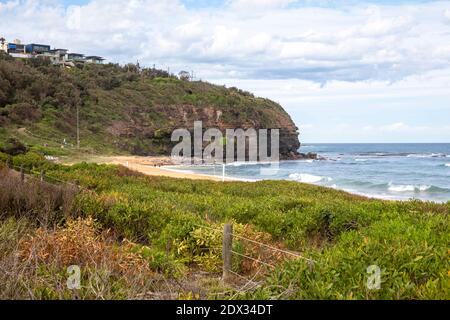 Newport Beach una delle spiagge settentrionali di Sydney in un giorno estivo, ma la spiaggia è tranquilla a causa della covid 19 lockdown, Sydney, Australia Foto Stock