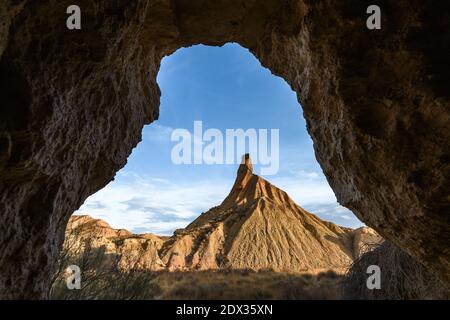 Pietra arenaria di Castildedierra vista da una grotta a Bardenas Reales, Navarra, Spagna Foto Stock