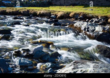 Fiume di montagna flusso attraverso rocce e pietre lungo immagine di esposizione A Davos Svizzera Foto Stock