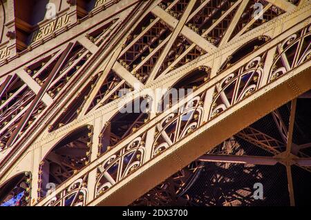 Vista inclinata della Torre Eiffel di Parigi, vista dettagliata delle strutture in ferro Foto Stock