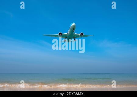 Un aereo atterra su un volo che sorvola mai Khao Beach in Thailandia. Foto Stock