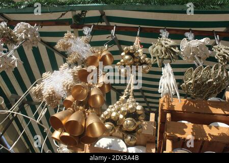 Decorazione scintillante di natale come campane di natale su vendita su un mercato settimanale, Foto Stock