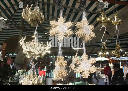 Scintillante decorazione di natale, in vendita su un mercato settimanale, Angeli, campane piccole, stelle come decorazione dell'albero di natale. Foto Stock