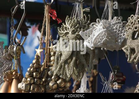 Scintillante decorazione di natale, in vendita su un mercato settimanale, Deer miniatur come albero di natale deco. Foto Stock