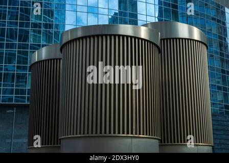 Struttura a terra dell'albero di ventilazione per il seminterrato profondo dei grattacieli della città di Mosca, Mosca 28.06.2020 Foto Stock