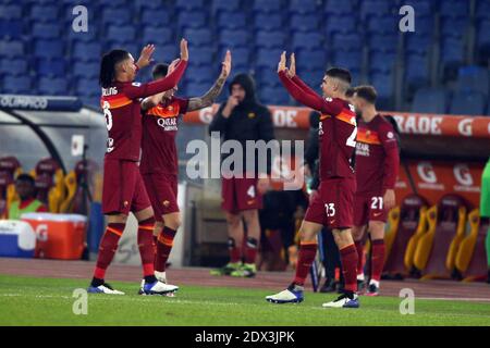 Roma, Italia. 23 dicembre 2020. ROMA, Italia - 23.12.2020: I GIOCATORI ROM FESTEGGIANO LA VITTORIA NELLA Serie Italiana UNA partita di calcio del campionato 2020 tra ROMA e CAGLIARI, allo stadio Olimpico di Roma Credit: Independent Photo Agency/Alamy Live News Foto Stock