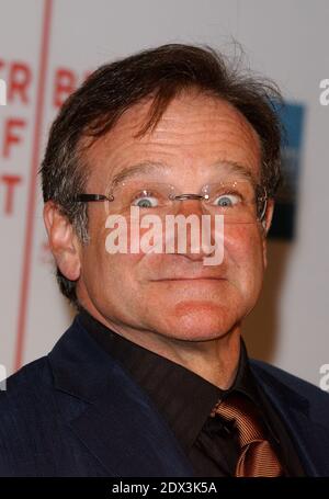 L'attore STATUNITENSE Robin Williams è stato trovato morto, di 63 anni, in un apparente suicidio, la polizia californiana dice Lunedi 11 agosto 2014. La polizia della contea di Marin ha detto che è stato pronunciato morto nella sua casa poco dopo che i funzionari hanno risposto ad una chiamata di emergenza intorno a mezzogiorno ora locale. Williams era famosa per i film come il Vietnam della buona mattina e la società dei poeti morti e ha vinto un Oscar per il suo ruolo nella caccia alla buona volontà; file photo : Robin Williams arriva al Tribeca Film Festival 2004 per la proiezione del suo nuovo film House of D, che si è tenuto presso il Tribeca Performing Arts Center di New York, venerdì 7 maggio 2004. (Pictur Foto Stock