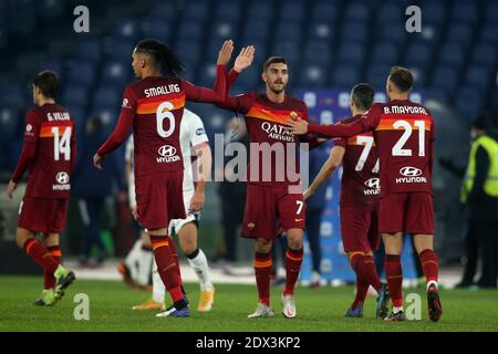 Roma, Italia. 23 dicembre 2020. ROMA, Italia - 23.12.2020: I GIOCATORI ROM FESTEGGIANO LA VITTORIA NELLA Serie Italiana UNA partita di calcio del campionato 2020 tra ROMA e CAGLIARI, allo stadio Olimpico di Roma Credit: Independent Photo Agency/Alamy Live News Foto Stock