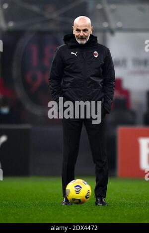 Milano, Italia. 23 dicembre 2020. MILANO, ITALIA - 23 dicembre 2020: Stefano Pioli, allenatore dell'AC Milan, guarda durante la Serie A una partita di calcio tra AC Milano e SS Lazio. (Foto di Nicolò campo/Sipa USA) Credit: Sipa USA/Alamy Live News Foto Stock