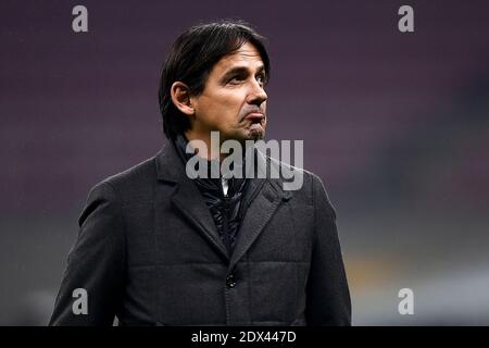 Milano, Italia. 23 dicembre 2020. MILANO, ITALIA - 23 dicembre 2020: Simone Inzaghi, allenatore della SS Lazio, guarda durante la Serie A una partita di calcio tra AC Milano e SS Lazio. (Foto di Nicolò campo/Sipa USA) Credit: Sipa USA/Alamy Live News Foto Stock