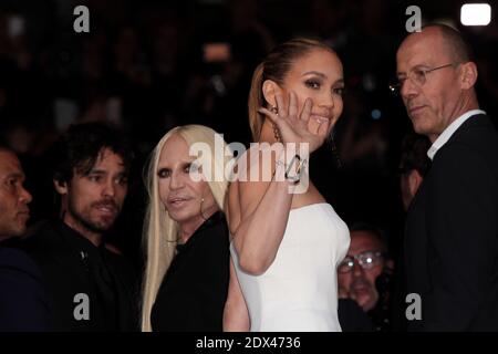 Donatella Versace e Jennifer Lopez partecipano alla mostra autunnale-invernale 2014/2015 della collezione Haute Couture di Versace, tenutasi al Salon de la Chambre de Commerce et de l'Industrie di Parigi, Francia, il 6 luglio 2014. Foto di Audrey Poree/ABACAPRESS.COM Foto Stock