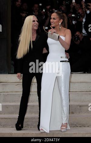 Donatella Versace e Jennifer Lopez partecipano alla mostra autunnale-invernale 2014/2015 della collezione Haute Couture di Versace, tenutasi al Salon de la Chambre de Commerce et de l'Industrie di Parigi, Francia, il 6 luglio 2014. La sensazione internazionale è stata assolutamente una visione in anteprima della collezione Atelier Autunno 2014: Indossava un abito Atelier Versace bianco puro e senza strati con alta fessura della coscia e una gamba di pantaloni completamente bordata, impreziosita da due fasce metalliche sull'anca, che erano un componente chiave della nuova collezione. Foto di Audrey Poree/ABACAPRESS.COM Foto Stock