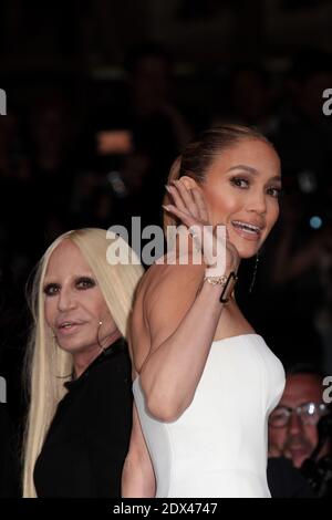 Donatella Versace e Jennifer Lopez partecipano alla mostra autunnale-invernale 2014/2015 della collezione Haute Couture di Versace, tenutasi al Salon de la Chambre de Commerce et de l'Industrie di Parigi, Francia, il 6 luglio 2014. Foto di Audrey Poree/ABACAPRESS.COM Foto Stock