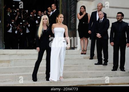 Donatella Versace e Jennifer Lopez partecipano alla mostra autunnale-invernale 2014/2015 della collezione Haute Couture di Versace, tenutasi al Salon de la Chambre de Commerce et de l'Industrie di Parigi, Francia, il 06 luglio 2014. Foto di Aurore Marechal/ABACAPRESS.COM Foto Stock