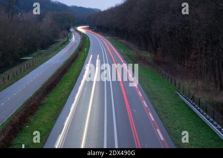 Fotografia a lunga esposizione di un'autostrada nei Paesi Bassi Foto Stock