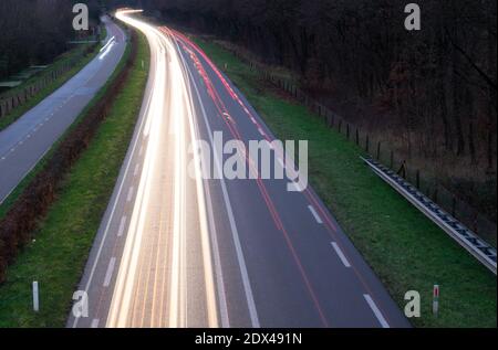 Fotografia a lunga esposizione di un'autostrada nei Paesi Bassi Foto Stock