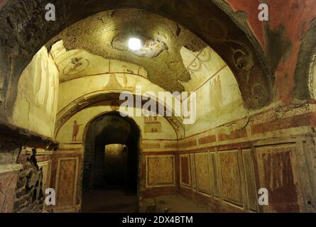 Veduta delle Catacombe di Priscilla a Roma, Italia il 2014 maggio. Dopo anni di restauro, il Vaticano pochi mesi fa ha svelato i nuovi affreschi nelle Catacombe di Priscilla, Roma. Le catacombe furono utilizzate per le sepolture dei primi cristiani della fine del II - IV secolo. Il complesso cimitero labirintico che si estende per 13 chilometri su diversi livelli sotto la Roma settentrionale è conosciuta come la "Regina delle catacombe" perché presenta delle camere di sepoltura dei papi e un piccolo e delicato affresco della Madonna che allatta Gesù risalente intorno al 230-240 d.C., La prima immagine conosciuta della Madonna e del Chi Foto Stock