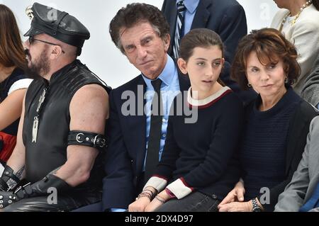 Peter Marino, ex ministro della Cultura Jack Lang e sua moglie Monique partecipano alla presentazione della collezione Chanel come parte della settimana della moda Haute-Couture Autunno-Inverno 2014-2015, al Grand Palais di Parigi, in Francia, l'8 luglio 2014. Foto di Christophe Guibbaud/ABACAPRESS.COM Foto Stock