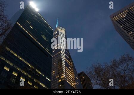 Un Bryant Park, Bank of America tower at Night, 42nd Street e Sixth Avenue, New York Foto Stock