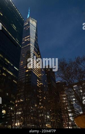Un Bryant Park, Bank of America tower at Night, 42nd Street e Sixth Avenue, New York Foto Stock