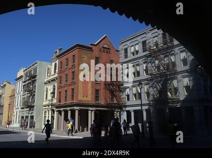 Una panoramica della Strret di New York al 'Cinecitta World', il nuovo parco a tema cinematografico italiano inaugurato a Roma il 10 luglio 2014. Un parco a tema italiano ricco di dettagli rievoca i mondi cinematografici di "ben Hur", "Dante's Inferno" e "Gangs of New York". Il look è un mix di epiche di spada e sandali, elementi Fellinesque e Bollywood, tra cui giganteschi elefanti, fantascienza, spaghetti Western e molti altri temi inventati da Dante Ferretti dagli oltre 3,000 film e spettacoli televisivi prodotti a Cinecitta, un tempo conosciuto come Hollywood on the Tevere. Situato a circa 15 km a sud di Roma su un Foto Stock