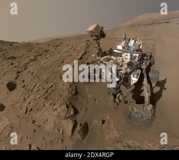 Curiosità della NASA Mars rover utilizza la telecamera alla fine del braccio nell'aprile e nel maggio 2014 per acquisire decine di immagini componenti combinate in questo "felfie" autoritratto dove la rover si è perforata in un bersaglio in arenaria chiamato "Windjana". Su Marte la maggior parte dei telai componenti di questa vista a mosaico Furono presi durante il 613° giorno marziano, o sol, del lavoro di Curiosità su Marte il 27 aprile 2014. Solo per uso editoriale. Handout Foto di JPL/NASA/ABACAPRESS.COM Foto Stock
