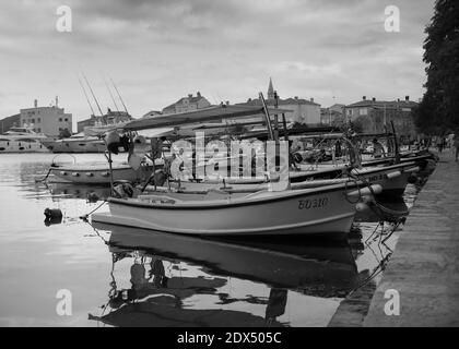 Budva, Montenegro - Barche ormeggiate presso una città costiera lungomare (B/W) Foto Stock