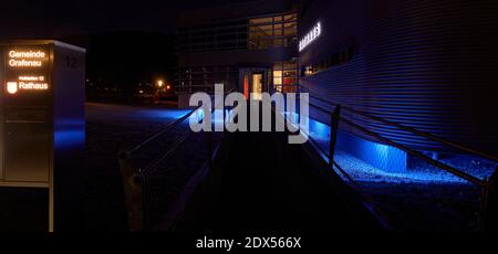 Municipio di Grafenau, Württemberg con illuminazione blu Foto Stock