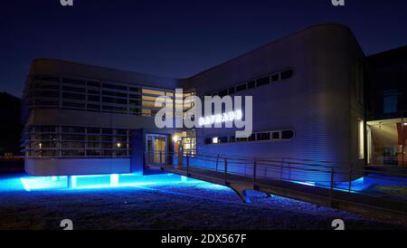 Municipio di Grafenau, Württemberg con illuminazione blu Foto Stock