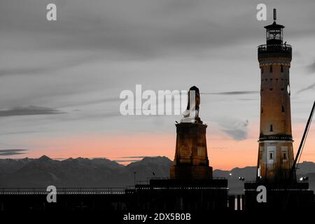 Porto di Lindau in luce serale con Leone bavarese e. Faro Foto Stock