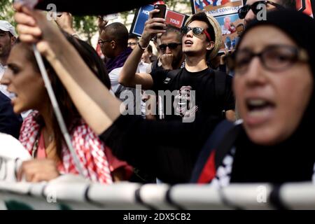 Un dimostratore pro-palestinese indossa una camicia con il colpo di testa del comico e attivista politico francese Dieudonne M'bala M'bala, in piazza Republique a Parigi, prima di una manifestazione vietata contro l'operazione militare israeliana a Gaza e a sostegno del popolo palestinese, il 26 luglio 2014. Le autorità francesi hanno vietato il 26 luglio 2014 una nuova manifestazione pro-palestinese sulle preoccupazioni che potrebbe trasformarsi in violenta come hanno fatto i precedenti raduni, ma i dimostranti possono ignorare il divieto come lo scorso fine settimana. Foto di Stephane Lemouton/ABACAPRESS.COM Foto Stock