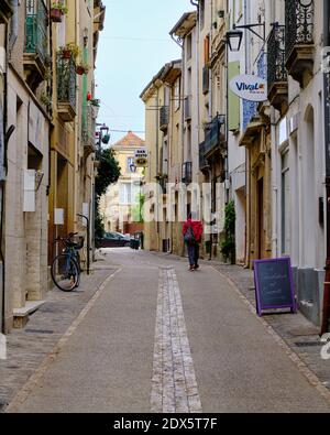 Strada stretta del villaggio di Aniane con negozio, in Occitanie parte della Francia Foto Stock
