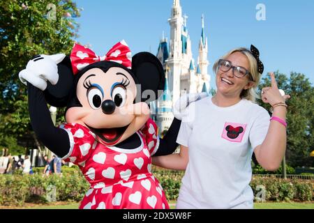 L'attrice e l'artista di musica country Jamie Lynn Spears pone con suo marito, Jamie Watson, la sua figlia di sei anni, Maddie e Minnie mouse di fronte al Castello di Cenerentola al parco Magic Kingdom il 14 agosto 2014 a Lake Buena Vista, Florida. Spears, la sorella della superstar pop Britney Spears ed ex star di 'Zoey 101' su Nickelodeon, vive a Nashville, Tenn ed è attualmente in tournée per sostenere il suo primo singolo di musica country. Sua sorella Britney ha lanciato la sua carriera al Walt Disney World, recitandola nel "The All-New Mickey mouse Club" che ha registrato al parco a tema Disney's Hollywood Studios. Foto di C Foto Stock