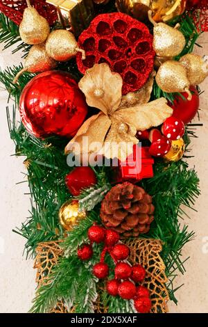 vivaci e colorate decorazioni ornamentali natalizie in primo piano Foto Stock